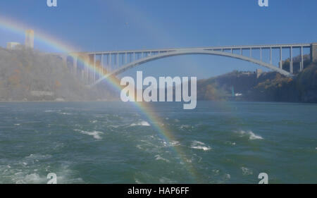 Cascate del Niagara, Canada - 13 novembre 2016: Arcobaleno ponte di collegamento tra gli Stati Uniti e il Canada Foto Stock