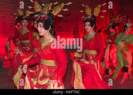 Gli artisti interpreti o esecutori al cinese spettacolo culturale, Xian, Cina Foto Stock