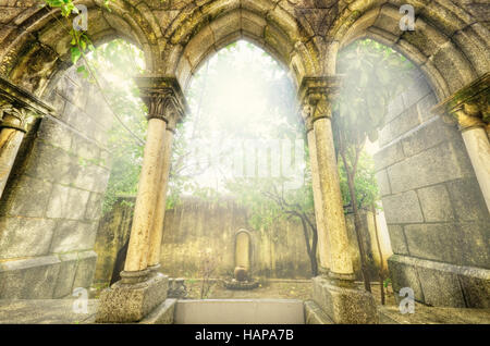 Antichi archi gotici in myst. Paesaggio di fantasia in Evora, Portogallo. Foto Stock