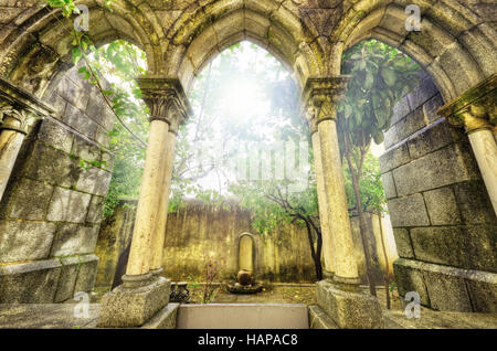 Antichi archi gotici in myst. Paesaggio di fantasia in Evora, Portogallo. Foto Stock