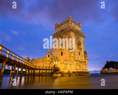 La Torre de Belem sulla banca del fiume Tago a Lisbona, Portogallo, di notte. Foto Stock