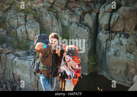 I giovani che viaggiano giovane rende selfie vicino al canyon Foto Stock