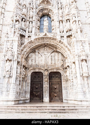 Le porte della chiesa di Santa Maria in il Monastero di Jeronimos, Lisbona, Portogallo. Foto Stock