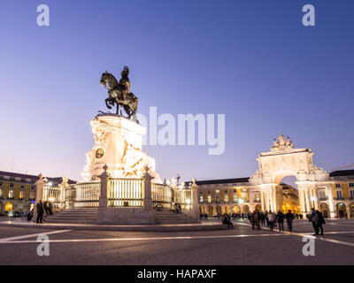 Praca do Comercio con la statua del re Jose io nel centro di Lisbona, Portogallo, di notte. Foto Stock