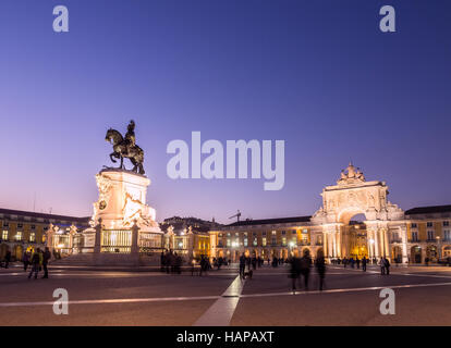 Praca do Comercio con la statua del re Jose io nel centro di Lisbona, Portogallo, di notte. Foto Stock