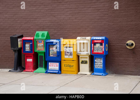 Colorato giornale distributori automatici su Broadway, centro di Nashville, Tennessee, Stati Uniti d'America. Foto Stock