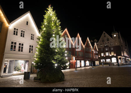 Le luci di Natale a Bryggen edifici commerciali sulla banchina del porto di Vagen, Bergen, Norvegia. Foto Stock