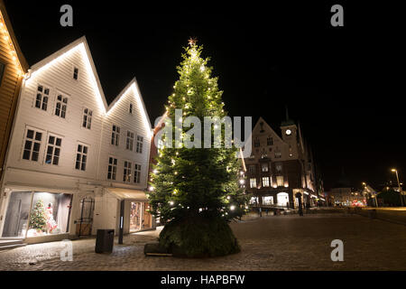 Le luci di Natale a Bryggen edifici commerciali sulla banchina del porto di Vagen, Bergen, Norvegia. Foto Stock