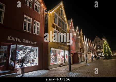 Le luci di Natale a Bryggen edifici commerciali sulla banchina del porto di Vagen, Bergen, Norvegia. Foto Stock