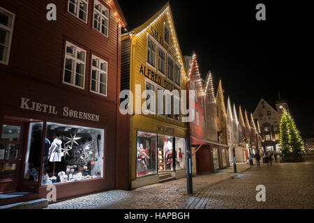 Le luci di Natale a Bryggen edifici commerciali sulla banchina del porto di Vagen, Bergen, Norvegia. Foto Stock