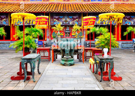 Urna dinastici nel Tempio Mieu nella tonalità città imperiale, tonalità, Vietnam Foto Stock