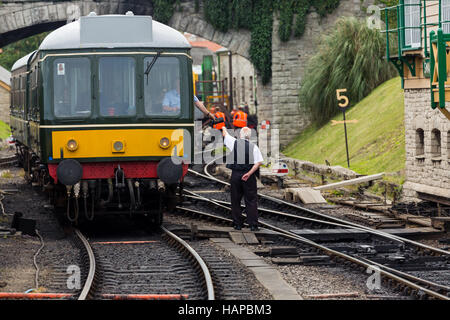 Unità diesel, locomotiva d'epoca British Rail Classe 121, funzionante La linea ferroviaria Swanage conservata linea ferroviaria rurale in arrivo Stazione di Swanage Foto Stock