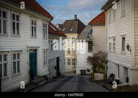 Alloggiamento nella Vecchia Bergen, Norvegia. La tradizionale architettura in legno è un'attrazione turistica. Foto Stock