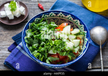 Cottura sana insalata con prezzemolo e verdure fresche. Vista ravvicinata Foto Stock