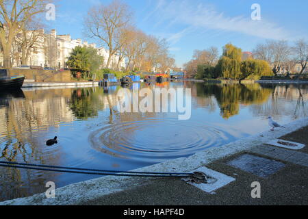 Londra, UK: Riflessioni nella piccola Venezia con colorati chiatte lungo i canali Foto Stock