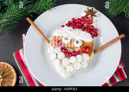 La prima colazione con pancake per bambini sul Natale in forma di Santa Foto Stock