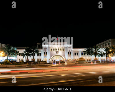 Famosa bab al bahrain square landmark nel centro di Manama città vecchia di notte Foto Stock