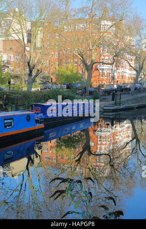 Londra, UK: Riflessioni nella piccola Venezia con colorati chiatte lungo i canali Foto Stock