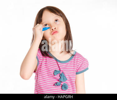 Giovane ragazza nel profondo pensiero scrivendo sulla lavagna virtuale con marcatore blu Foto Stock