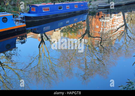 Londra, UK: Riflessioni nella piccola Venezia con colorati chiatte lungo i canali Foto Stock