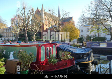 Londra, UK: Piccola Venezia con colorati chiatte lungo i canali e Chiesa Cattolica Apostolica in background Foto Stock