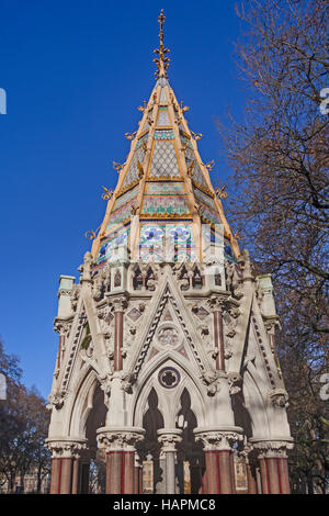 London, Westminster la neogotica Buxton Memorial fontana nella torre di Victoria Gardens, commemorando terminando la tratta degli schiavi Foto Stock