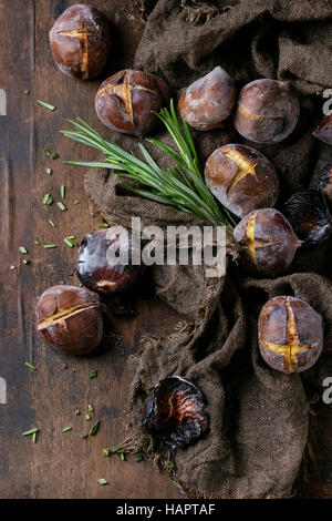 Castagne arrostite in ceneri Foto Stock