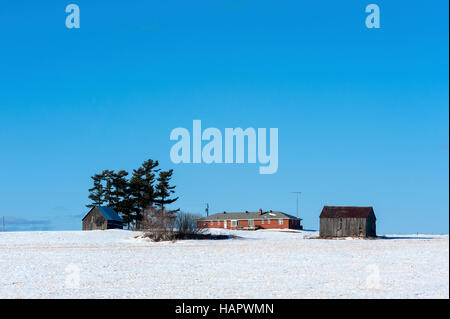 Bungalow rosso in inverno Foto Stock