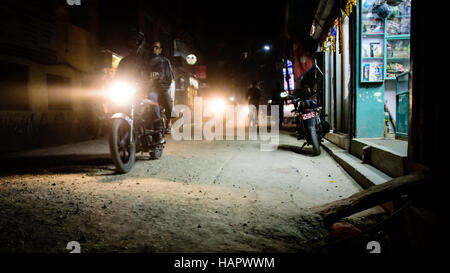 Strade di Thamel a Kathmandu in Nepal di notte - in bianco e nero Foto Stock