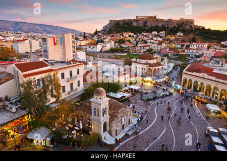 Vista di Acropoli da un tetto a coffee shop in piazza Monastiraki, Atene. Foto Stock