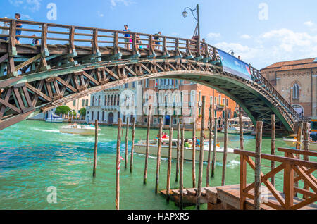 Il molo in legno a Venezia, con ponte accademia sullo sfondo Foto Stock