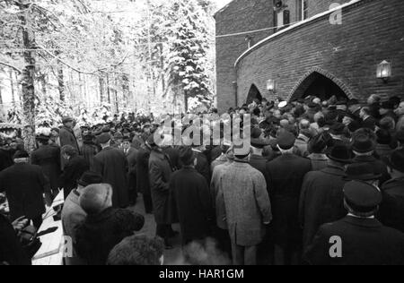 Funerali di condannato criminale di guerra Karl Doenitz il 6 gennaio 1981 in Aumuehle vicino ad Amburgo. | Utilizzo di tutto il mondo Foto Stock