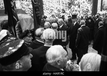 Funerali di condannato criminale di guerra Karl Doenitz il 6 gennaio 1981 in Aumuehle vicino ad Amburgo. | Utilizzo di tutto il mondo Foto Stock