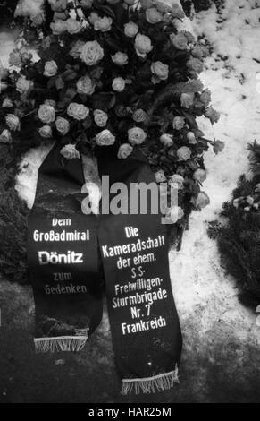 Funerali di condannato criminale di guerra Karl Doenitz il 6 gennaio 1981 in Aumuehle vicino ad Amburgo. | Utilizzo di tutto il mondo Foto Stock