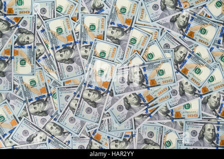 Mucchio di soldi in centinaia di dollari in contanti diffusione sulla superficie del tavolo Foto Stock