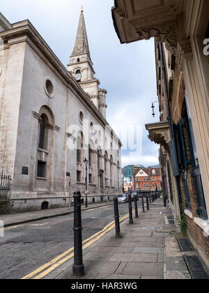 Fournier Street, Spitalfields guardando verso la chiesa Hawksmoor della Chiesa di Cristo Spitalfields a Londra Foto Stock