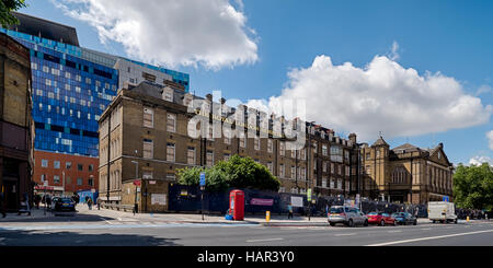 Royal Hospital di Londra in costruzioni vecchie e nuove sulla strada Whitechapel nell'East End di Londra Foto Stock