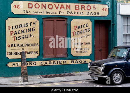 Donovan fratelli sacchi di carta di fabbrica e acquista ora chiuso basato in Crispin Street Spitalfields con una Austin Mini parcheggiata fuori Foto Stock