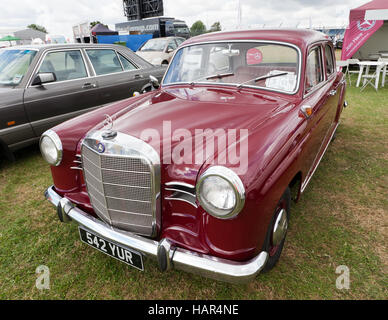 Tre quarti di vista frontale di un1961 Mercedes-Benz Ponton 190 berlina sul display all'Automobile Club Zona del 2016 Silverstone Classic Foto Stock