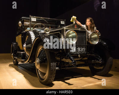 Londra, Regno Unito. Il 2 dicembre 2016. 1926 Rolls Royce Phantom I aka 'Il Fantasma dell'amore" costruito per l'uomo d'affari americano Clarence Gasque come un regalo per sua moglie, il Woolworth ereditiera Maude Gasque. Est. GBP 500,000-700,000. Bonhams' anteprima di vintage e classic automobili per la loro prossima Bond Street vendita domenica 4 dicembre 2016. Foto Stock