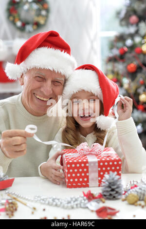 Nonno e bambino di cappelli di Babbo Natale Foto Stock