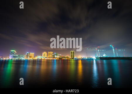 Lo skyline di Norfolk di notte, visto dal lungomare di Portsmouth, Virginia. Foto Stock