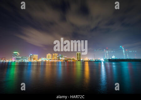 Lo skyline di Norfolk di notte, visto dal lungomare di Portsmouth, Virginia. Foto Stock