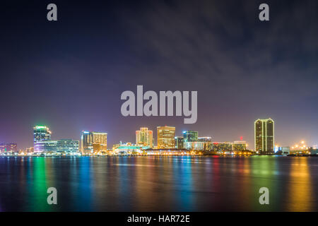 Lo skyline di Norfolk di notte, visto dal lungomare di Portsmouth, Virginia. Foto Stock