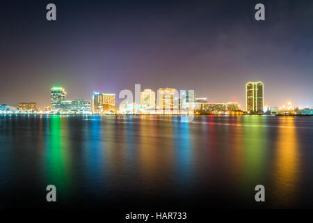 Lo skyline di Norfolk di notte, visto dal lungomare di Portsmouth, Virginia. Foto Stock