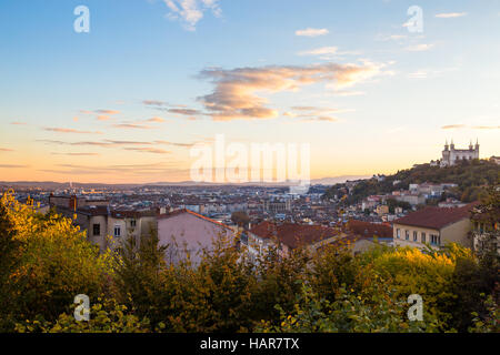 Vista della città di Lione su tetti con la cattedrale di Fourvière Foto Stock