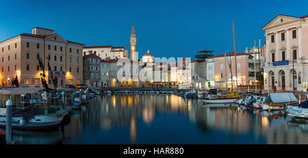 Twilight su Marina, guglia di la chiesa parrocchiale di San Giorgio e il centro città (Tartinijev trg), pirano, Primorska, Slovenia Foto Stock