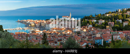 Alba vista sulla città vecchia di pirano, Primorska, Slovenia Foto Stock