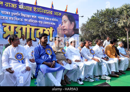 Kolkata, India. 02Dec, 2016. Stato del Bengala Occidentale la cooperazione europea proteste contro la demonizzazione a Rani Rashmoni Avenue in Kolkata. Il primo ministro Narendra Modi annunciare su Novembre 08, 2016 La demonetizzazione di Rs.500 e Rs. Banca 1000 nota in tutta la nazione. Credito: Saikat Paolo/Pacific Press/Alamy Live News Foto Stock