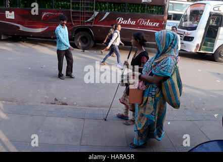 Kolkata, India. 02Dec, 2016. Una ragazza cieca mendica con sua madre per livilihood in Kolkata. Giornata internazionale della persona con disabilità osservare annuale in dicembre 03, 2016 per promuovere una comprensione del problema della disabilità e il supporto per la dignità, i diritti e il benessere delle persone con disabilità. © Saikat Paolo/Pacific Press/Alamy Live News Foto Stock